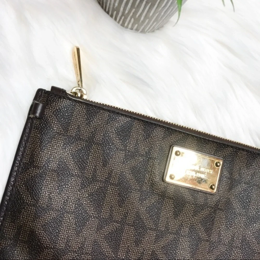 𝅺michael Kors XL Zip Brown Monogram Clutch - Picture 2 of 8